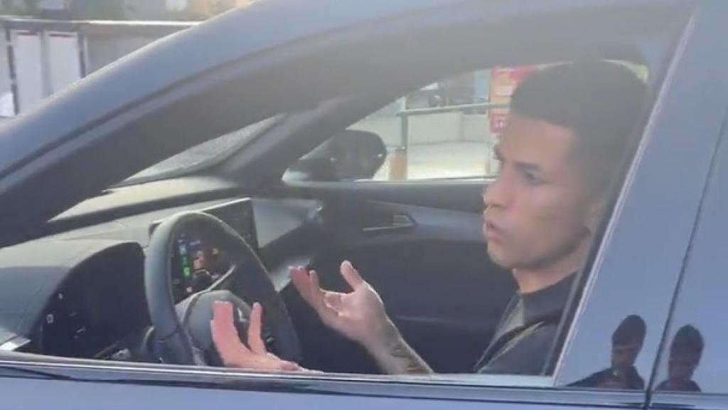 Joao Cancelo habla con los seguidores y les recrimina su actitud.