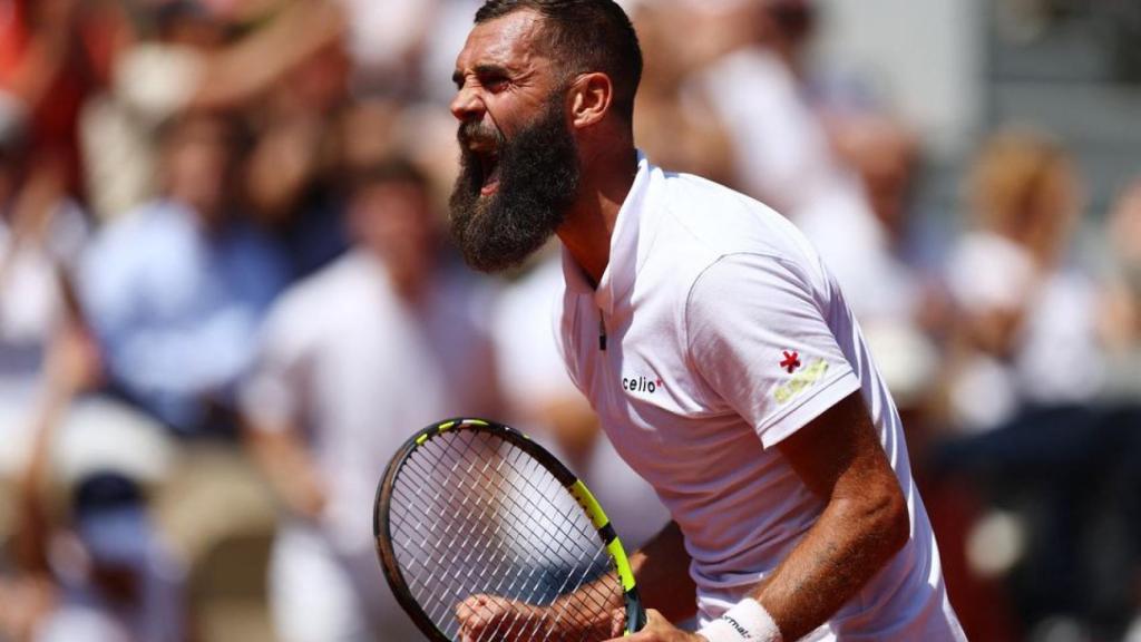 Benoit Paire celebra un punto en una participación en Roland Garros.
