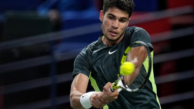 Carlos Alcaraz realiza un revés durante el Masters 1000 de Shanghái.