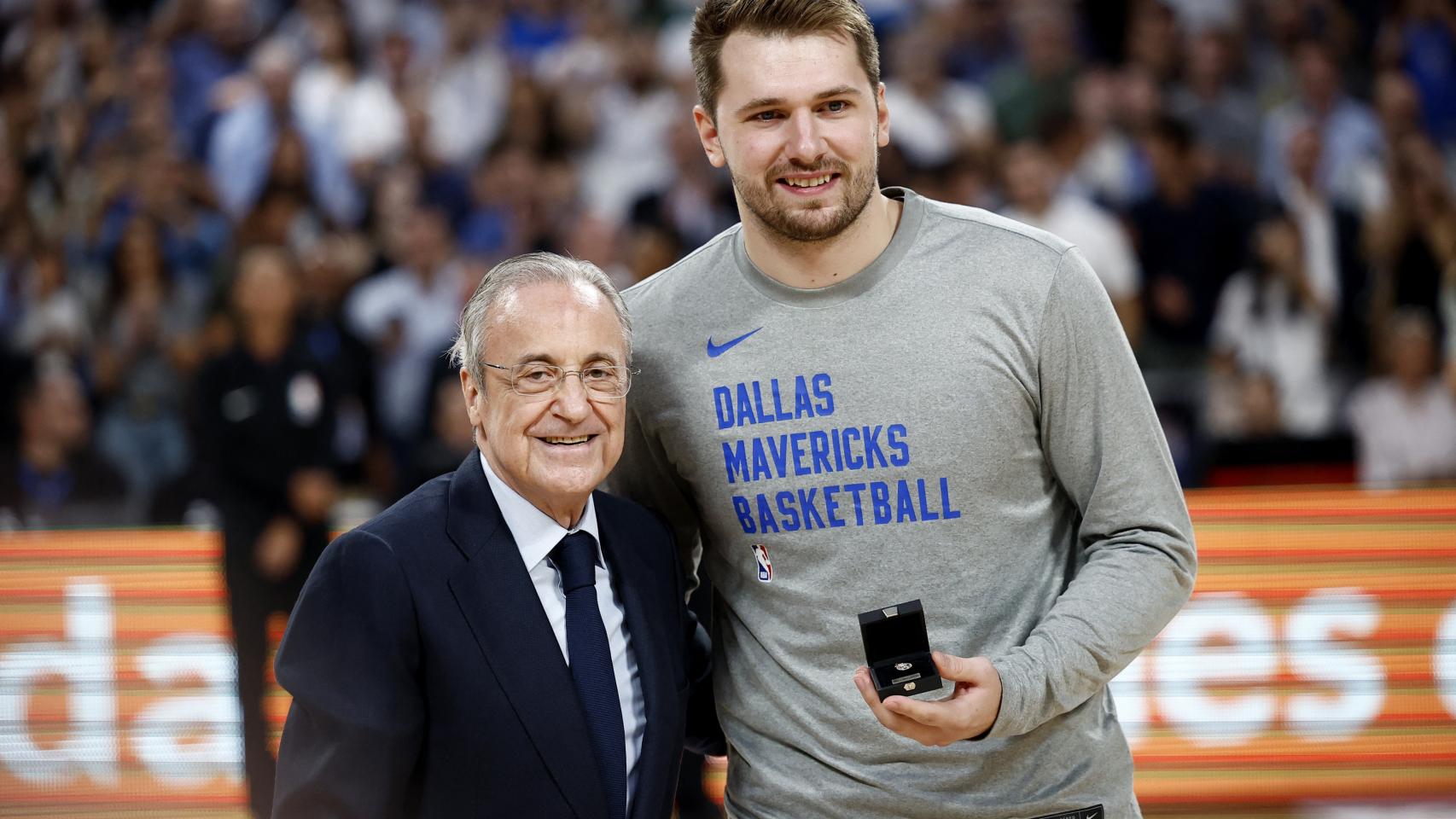 Florentino Pérez le entrega la distinción de oro y brillantes a Luka Doncic antes del Real Madrid - Dallas Mavericks.