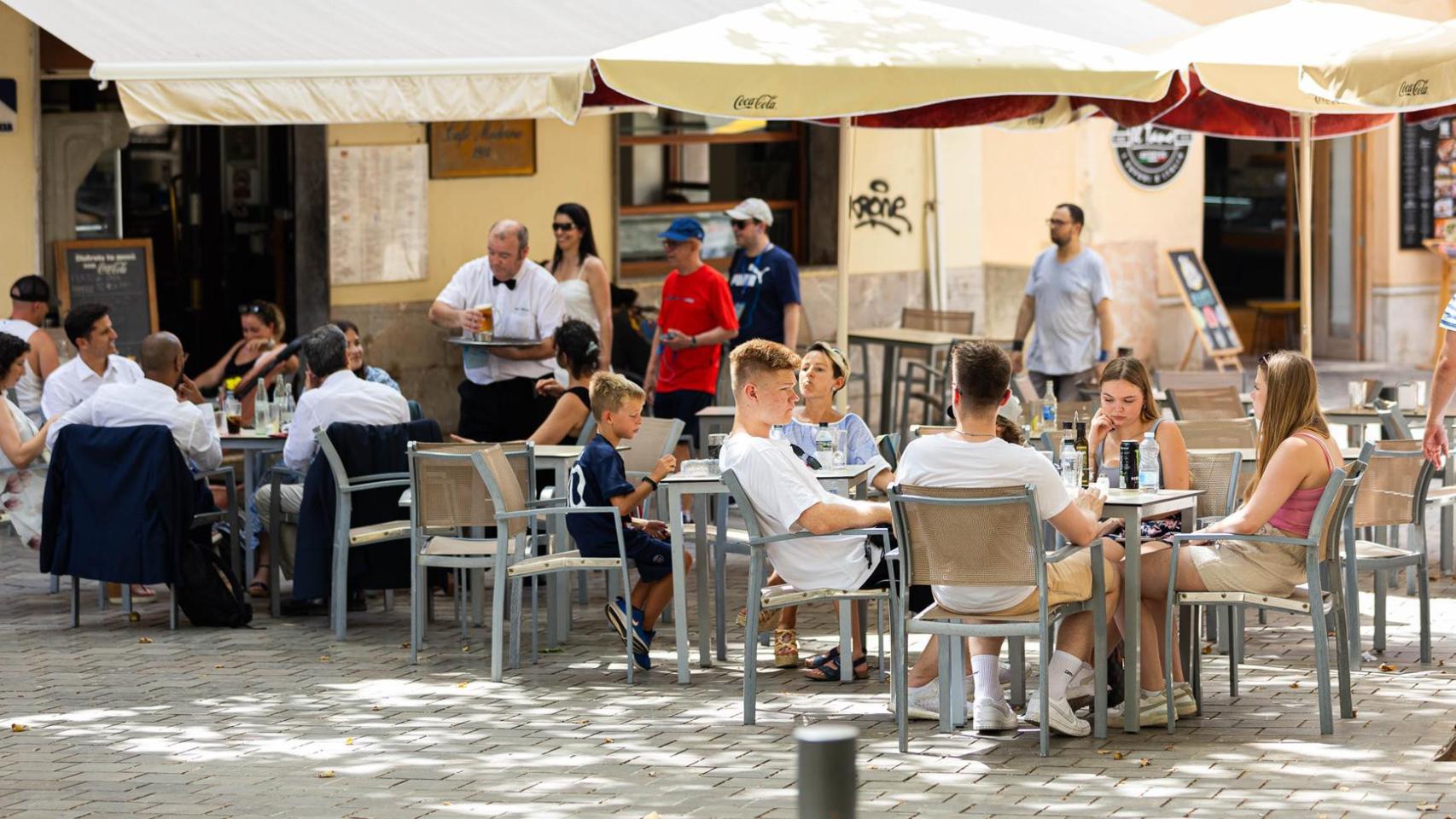 Imagen de archivo de la terraza de un bar.