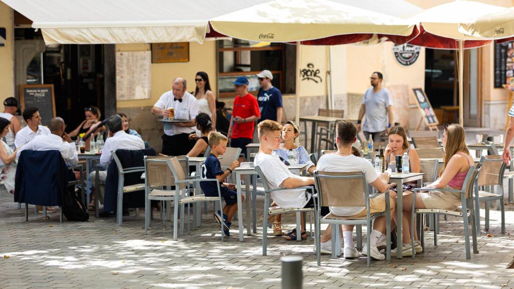 Imagen de archivo de la terraza de un bar.
