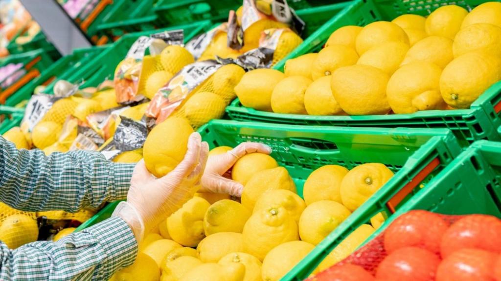 Limones en la sección de fruta y verdura de Mercadona.