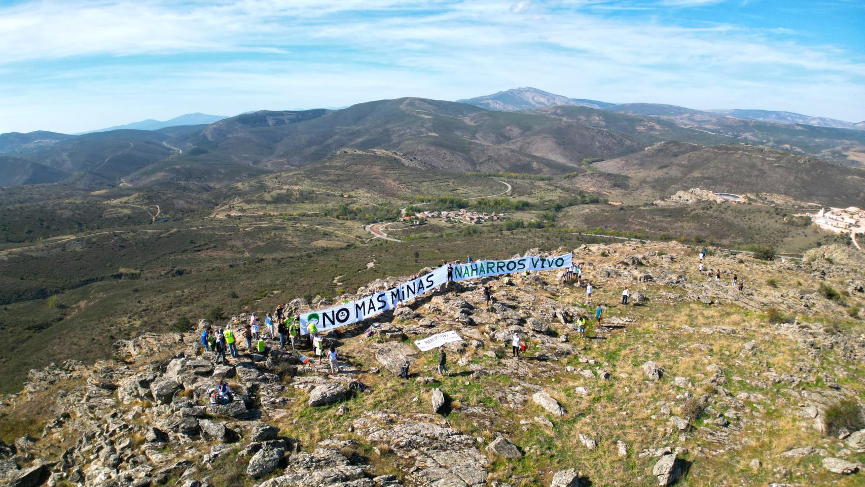 No más minas y Naharros Vivo es el lema que podía leerse en dos grandes pancartas.