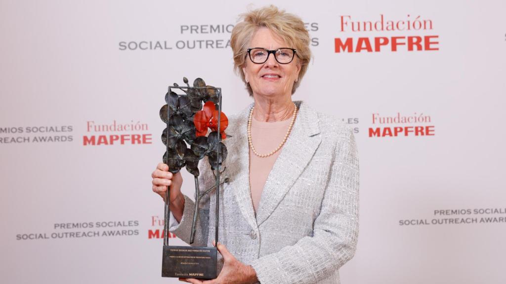 Rebecca Tavares, presidenta y CEO de Brazil Foundation, posa con el Premio la Mejor Entidad por su Trayectoria Social.