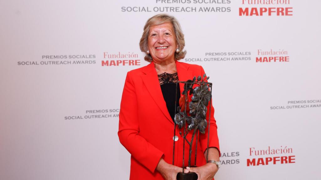 Pilar González de Frutos posa con el XI Premio Internacional de Seguros Julio Castelo Matrán en sus manos.
