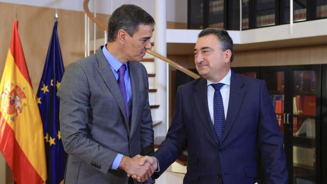El secretario general del PSOE y presidente del Gobierno en funciones, Pedro Sánchez (i), durante la reunión que mantuvo este martes con el portavoz del PNV, Aitor Esteban (d).