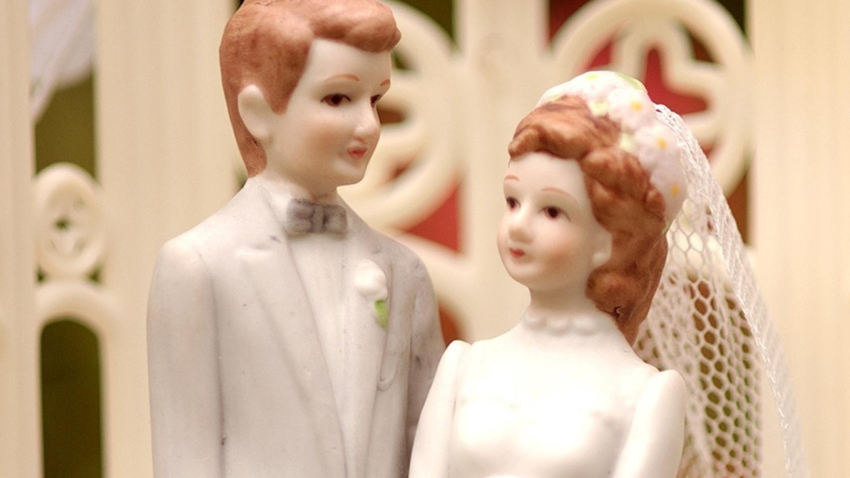 Muñecos en una tarta nupcial.