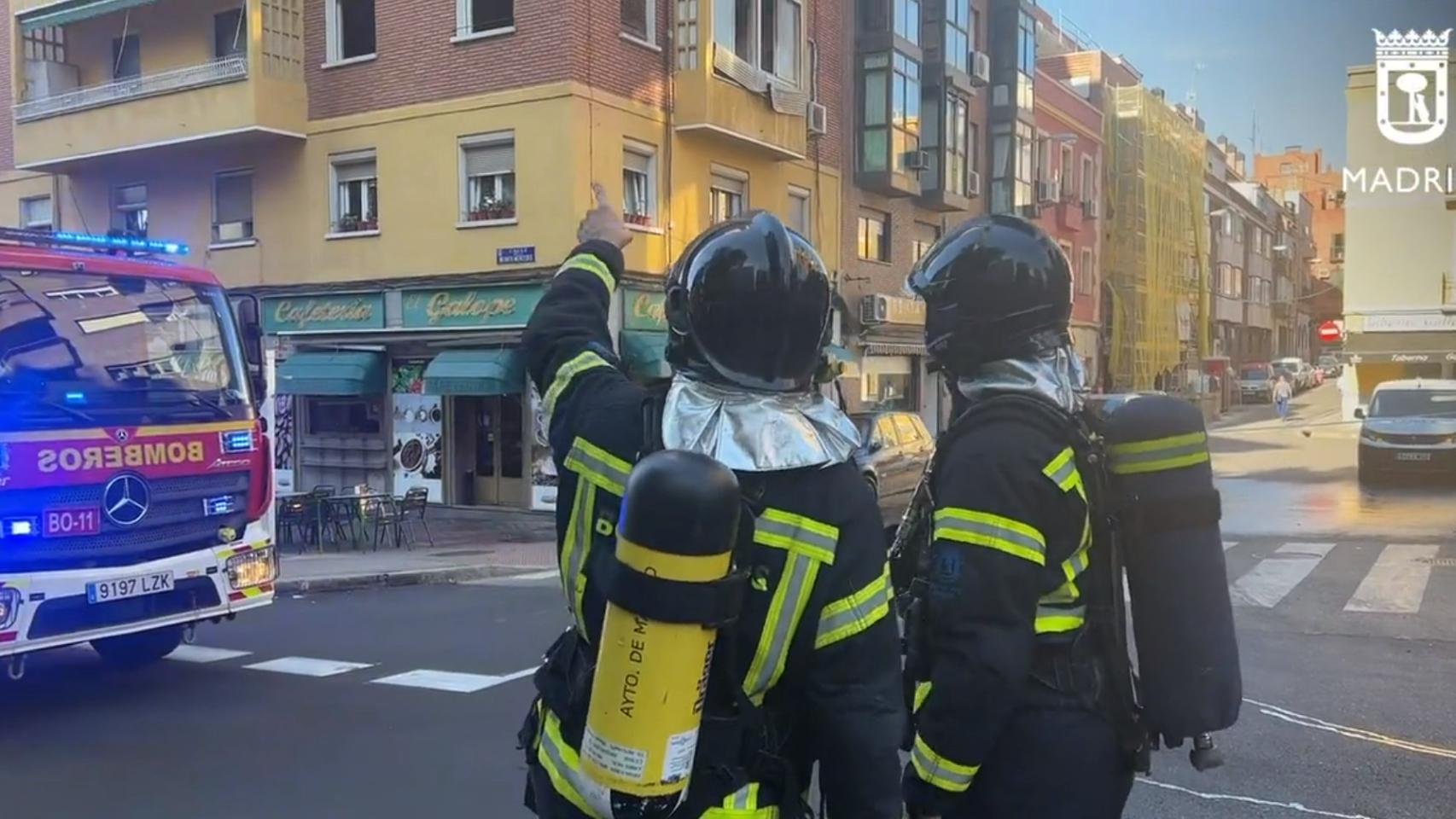 Los bomberos en el lugar del suceso.