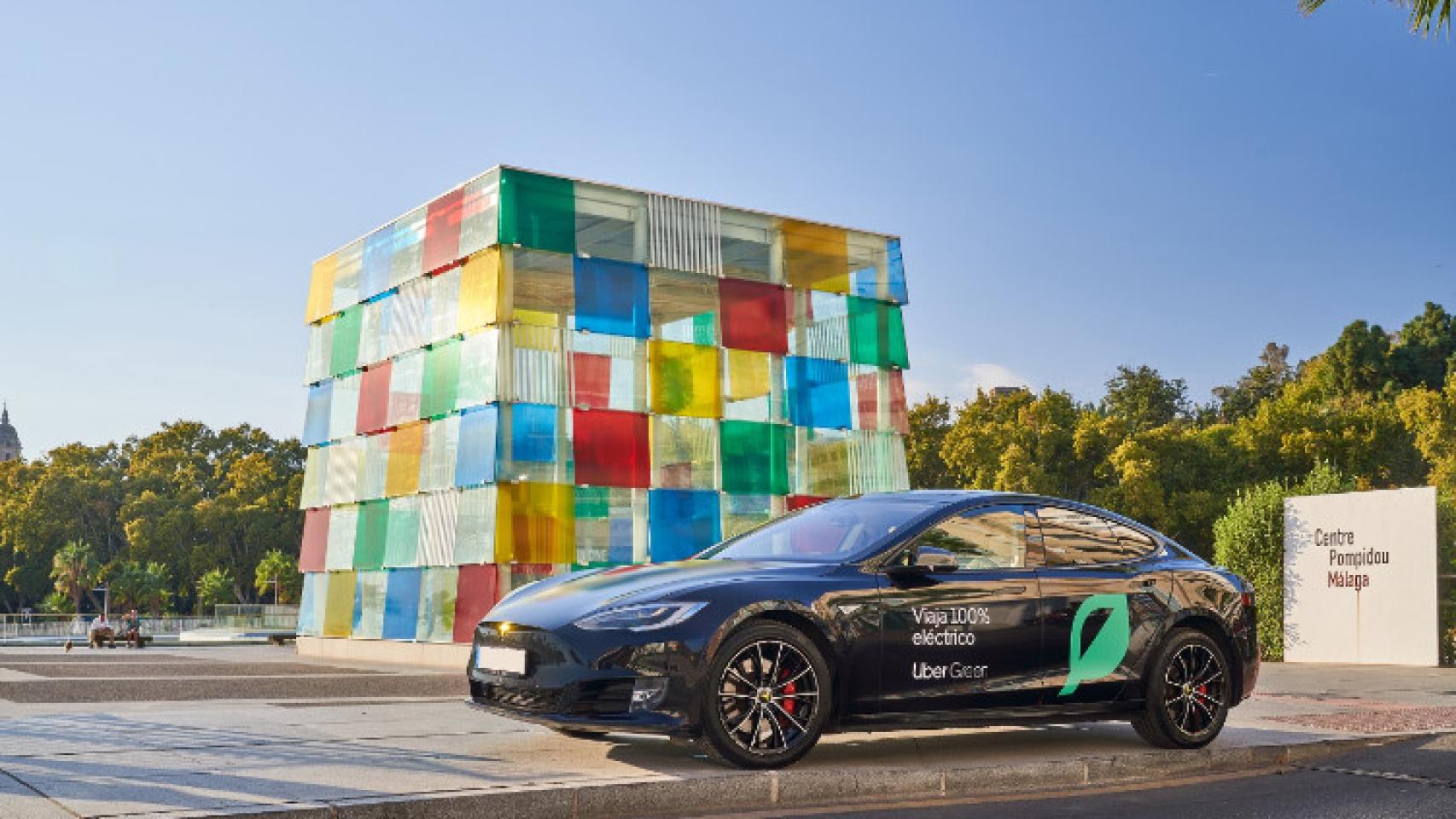 Uno de los vehículos de Uber Green junto al Centro Pompidou.
