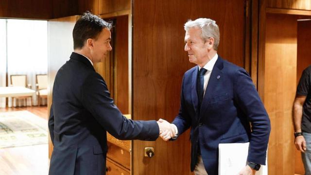 El ministro de Industria, Turismo y Comercio en funciones, Héctor Gómez, y el presidente de la Xunta, Alfonso Rueda.