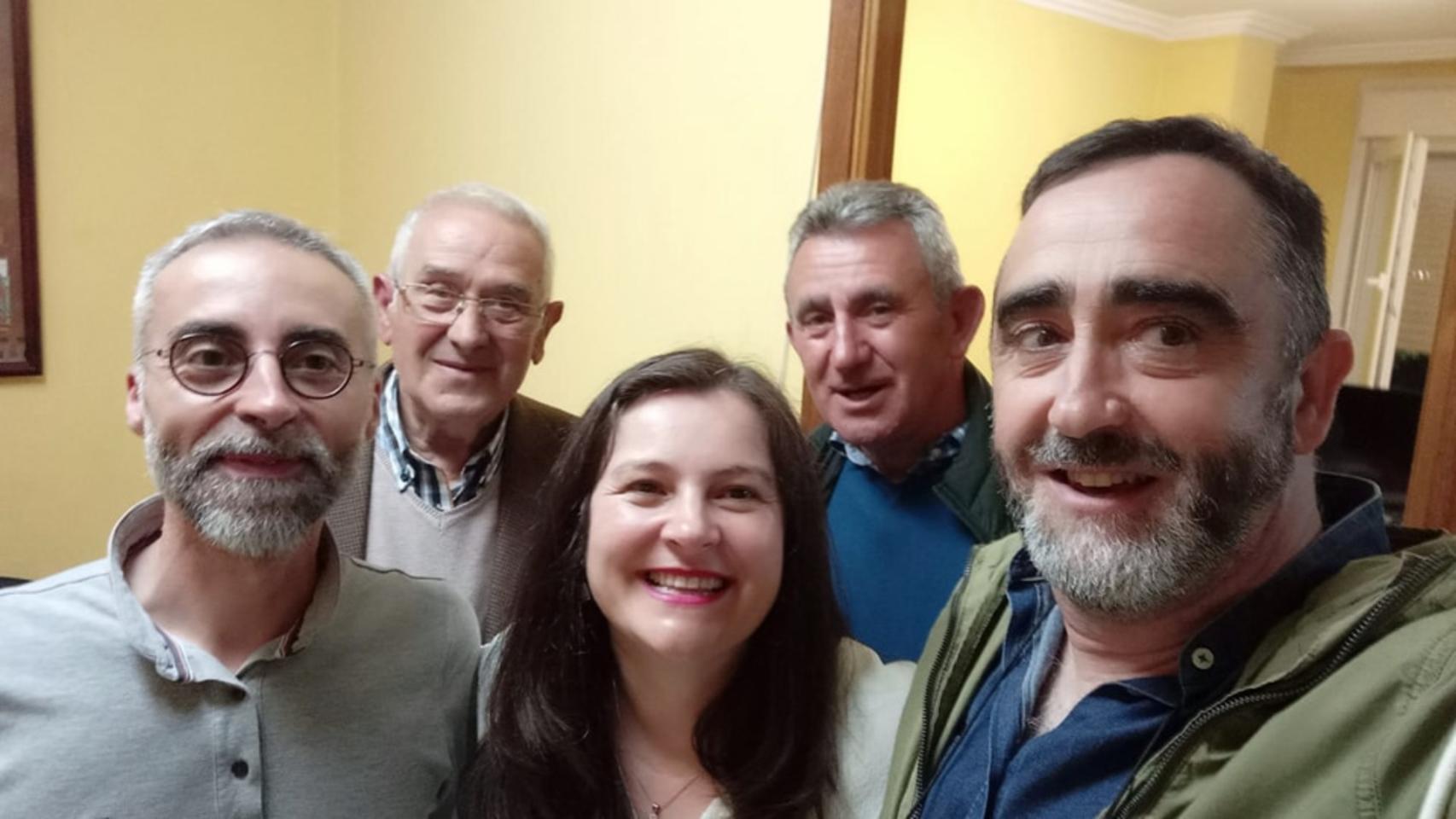 Óliver Álvarez, a la derecha de la imagen, con otros compañeros de partido.