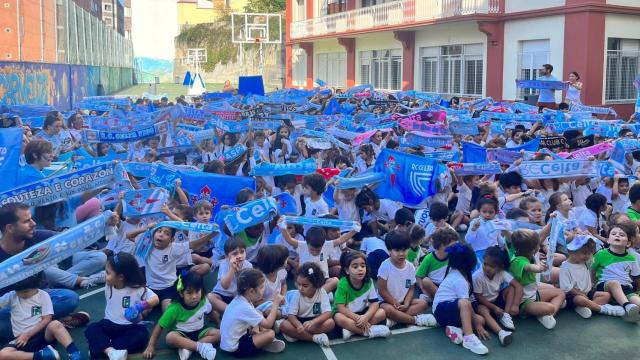 Los escolares en el patio del centro con sus banderas y camisetas del Celta.