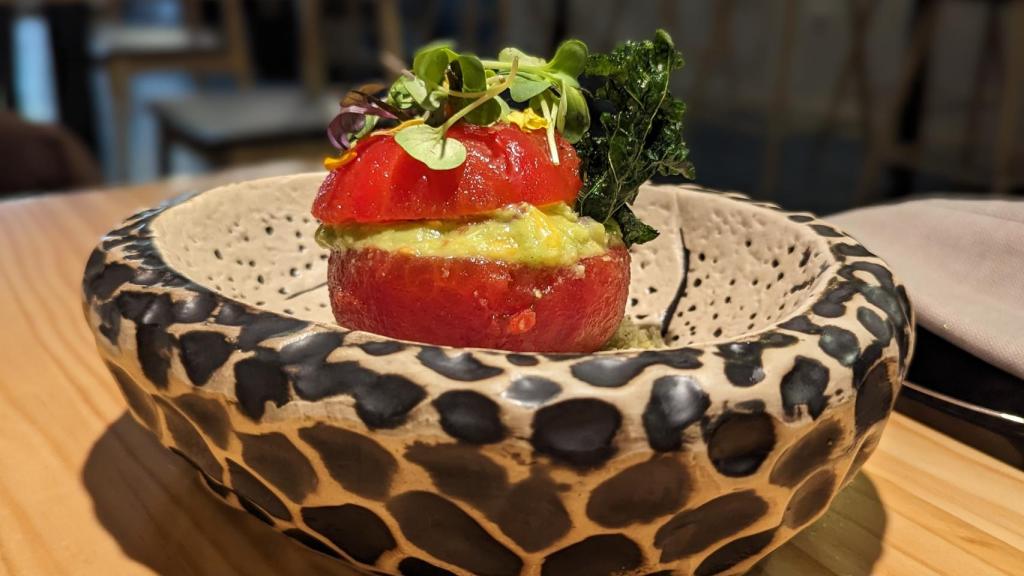 Tomates marinados rellenos de guacamole de mango