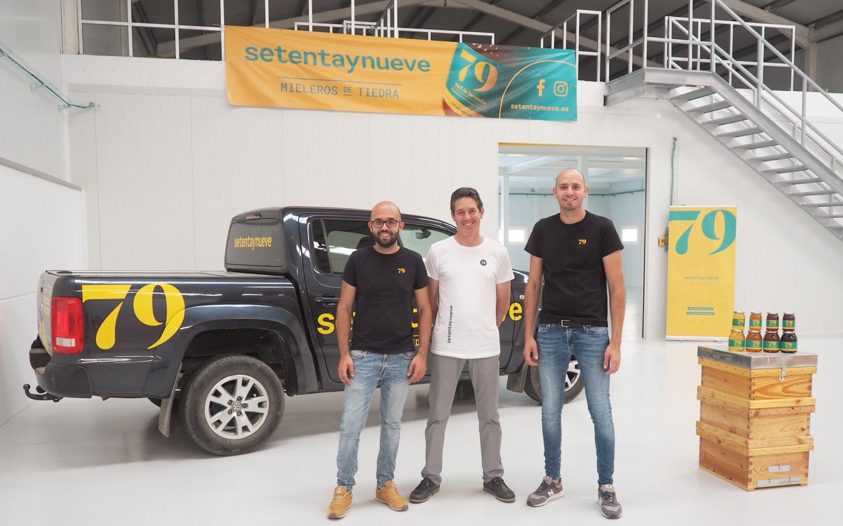 Los hermanos Samuel y Óscar junto a su padre en setentaynueve