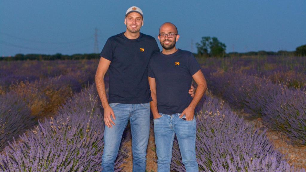 Los hermanos, Óscar y Samuel, con los campos de lavanda