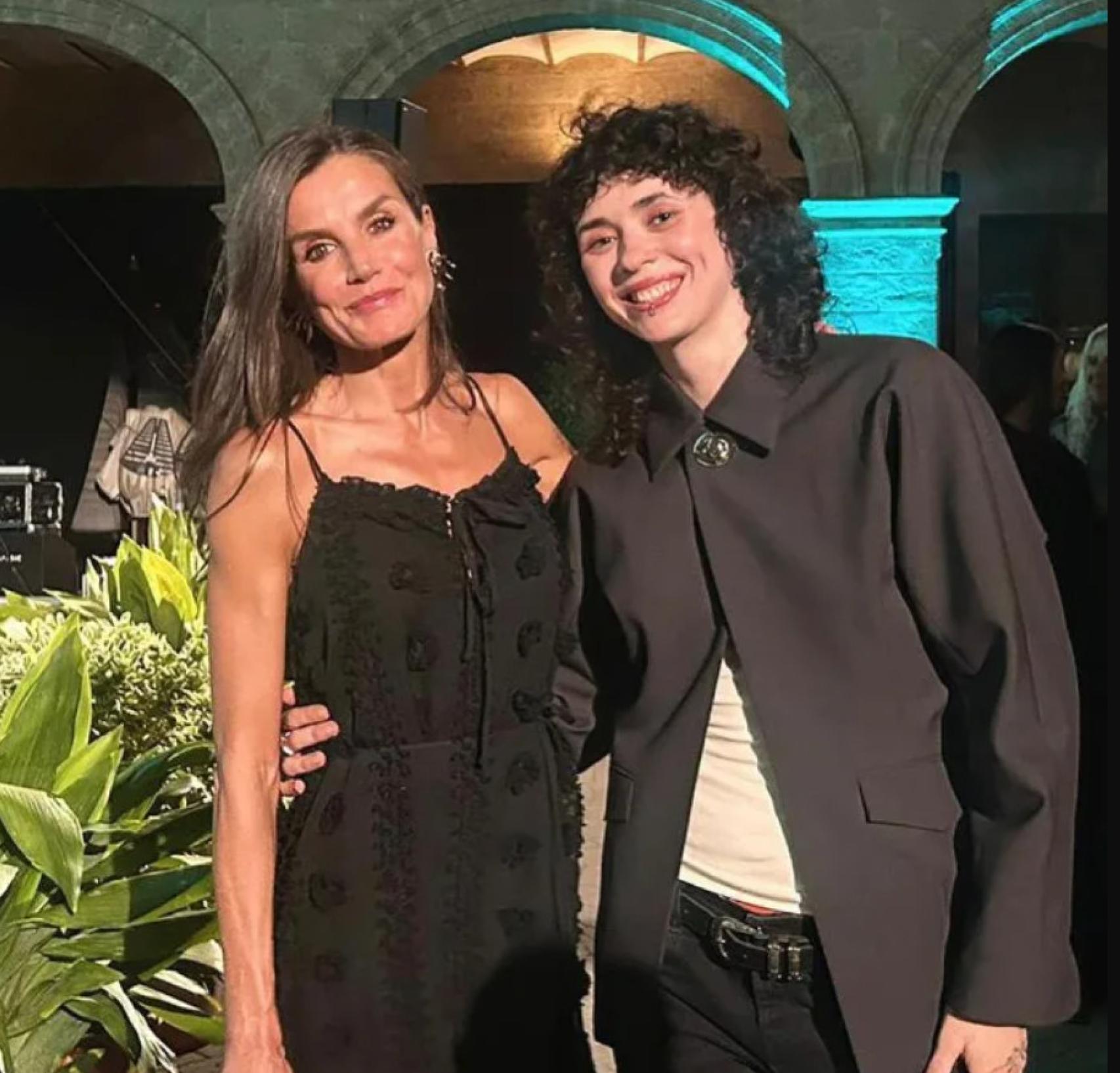 La reina Letizia junto a la artista Alice Wonder