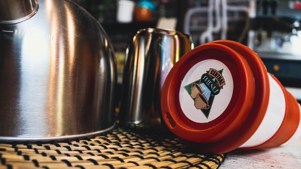 Recreación de las cafeteras y el logo de la cafetería de Friends.