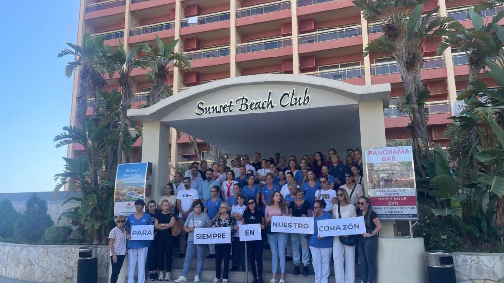 Compañeros de Paqui guardan un minuto de silencio en la puerta del hotel.