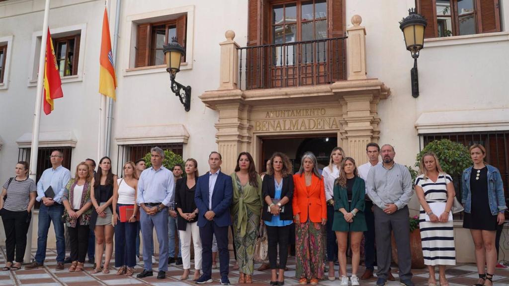 Benalmádena decreta luto oficial y guarda un minuto de silencio tras el presunto caso de violencia de género.