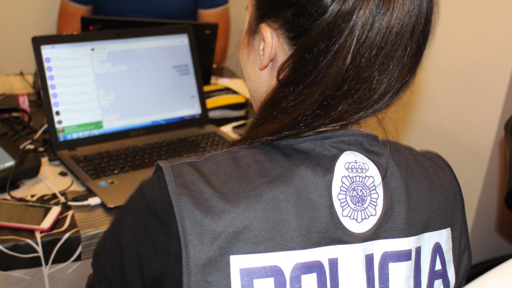 Una agente de la Policía Nacional.