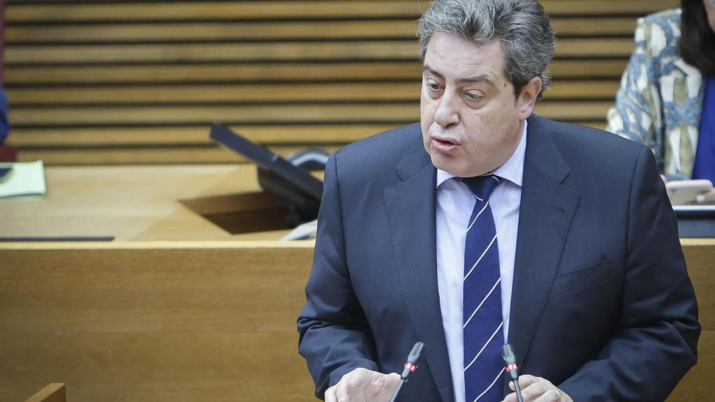 José María Llanos, líder de Vox en Valencia, en un pleno en las Cortes.