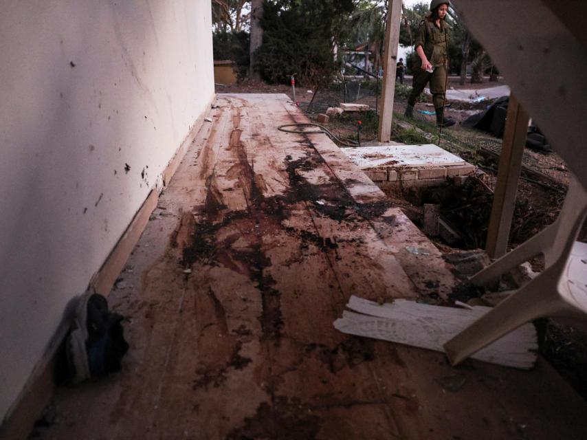 Una militar israelí pasea por uno de los kibbutz  que sufrieron la ira medieval de Hamás.