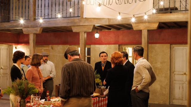 Los trabajadores de 'La Moderna' reciben al hijo de Prieto en la corrala en el capítulo 15.