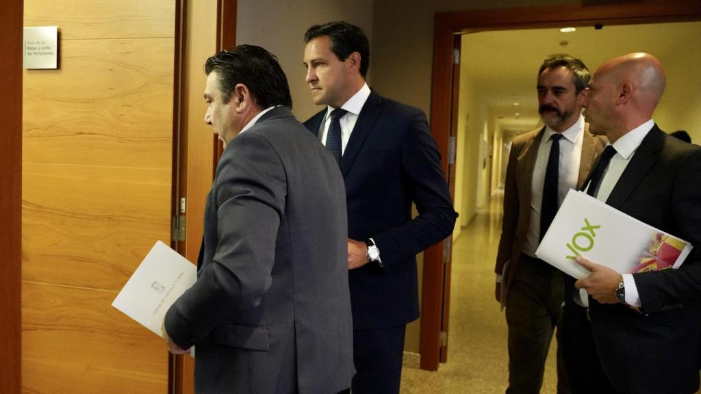 Los procuradores a la entrada de la Junta de Portavoces de este miércoles en las Cortes.