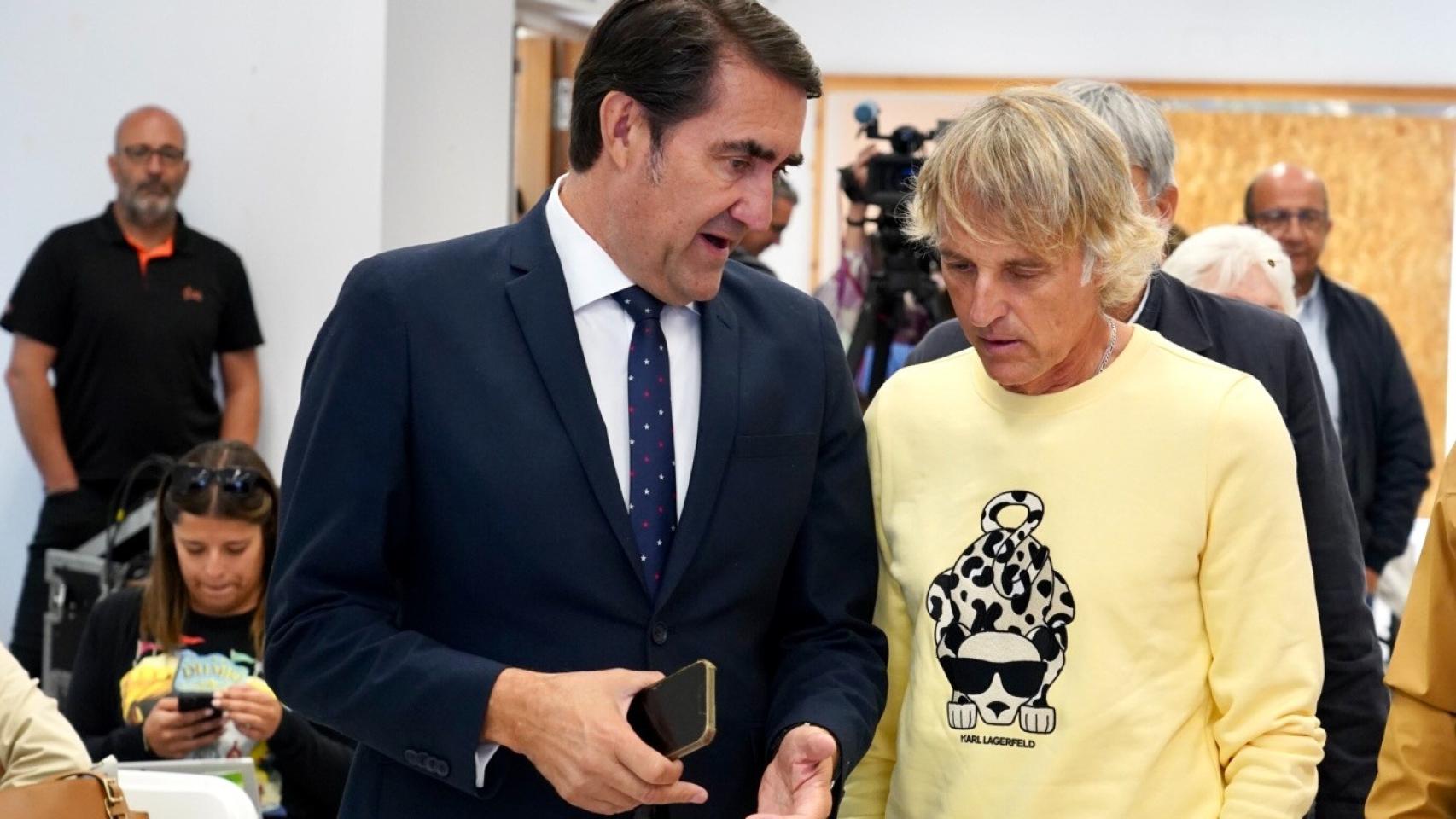 Jesús Calleja en un acto de promoción junto al consejero de Medio Ambiente, Juan Carlos Suárez-Quiñones