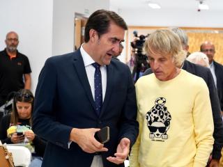 Jesús Calleja en un acto de promoción junto al consejero de Medio Ambiente, Juan Carlos Suárez-Quiñones