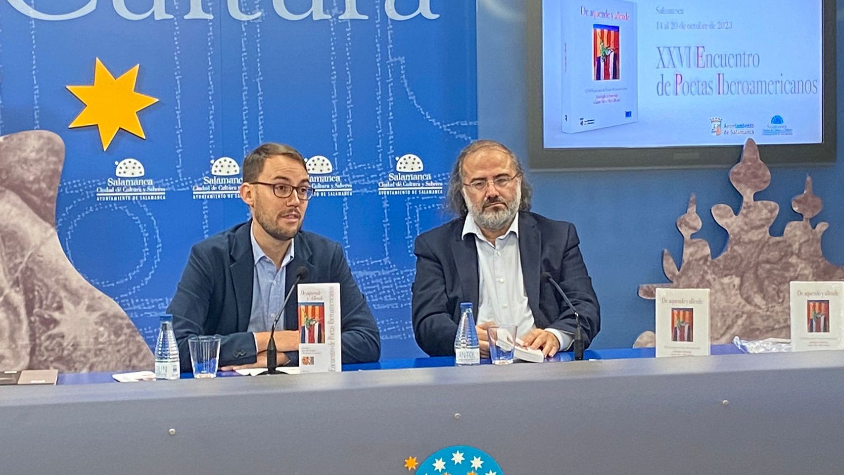 El concejal de Cultura, Ángel Fernández Silva, y el poeta Alfredo Pérez Alencart, presentan el Encuentro de Poetas Iberoamericanos