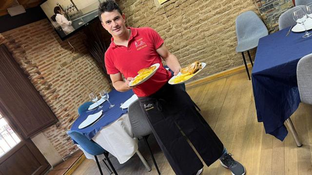 Tusín en el Restaurante Puerta Grande de Alaejos con dos platos de cochinillo