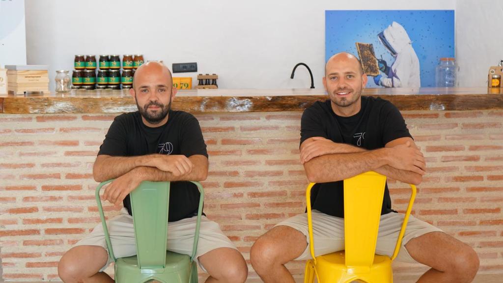 Samuel y Óscar, los hermanos de Tiedra que elaboran miel de lavanda