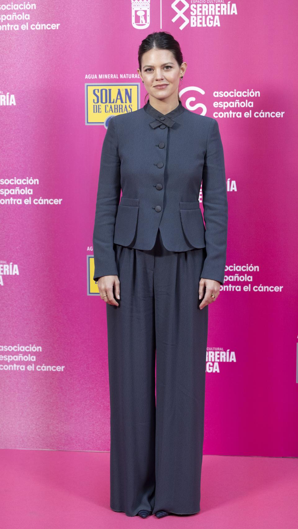 Isabelle Junot ha lucido un elegantísimo conjunto de Giorgio Armani, que ha combinado con unos zapatos de IQ Collection.