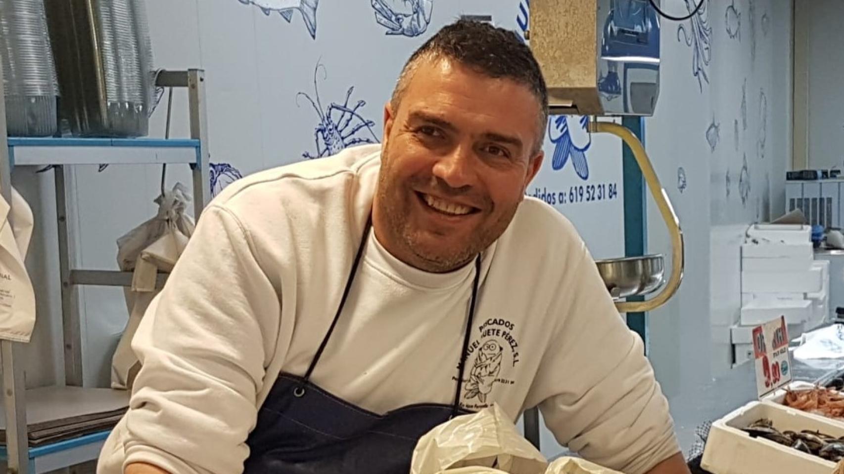 Manuel Huete en su pescadería.