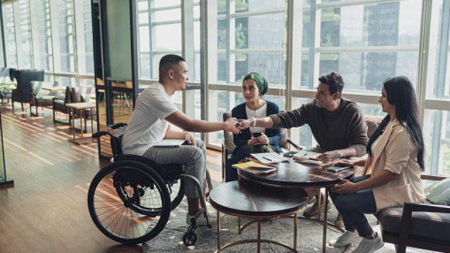 Imagen de archivo de un equipo de trabajo diverso e inclusivo.