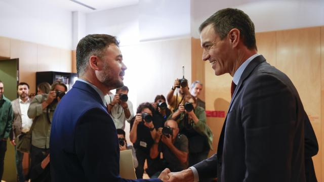 El presidente del Gobierno en funciones, Pedro Sánchez (d), se reúne con el portavoz de ERC en el Congreso, Gabriel Rufián (i), este miércoles en el Congreso.