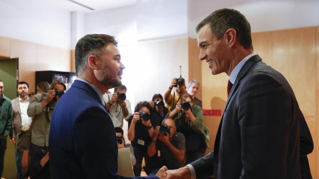 El presidente del Gobierno en funciones, Pedro Sánchez (d), se reúne con el portavoz de ERC en el Congreso, Gabriel Rufián (i), este miércoles en el Congreso.