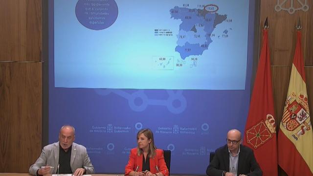 El consejero de Universidad, Innovación y Transformación Digital, Juan Cruz Cigudosa (a la izquierda), durante la presentación del informe.