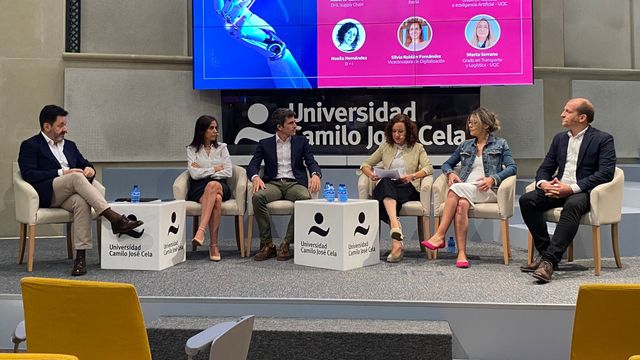 De izquierda a derecha: Roberto Gamero, CIO de DHL Supply Chain;  Silvia Roldán, viceconsejera de digitalización de la Comunidad de Madrid; Ferrán García Rigau, director Data y CRM de Iberia; Noelia Hernández, redactora jefa de D+I;  Marta Serrano, directora del Grado en Transporte y Logística de la UCJC; y  Lino González, director del Grado en Robótica e Inteligencia Artificial de la UCJC.