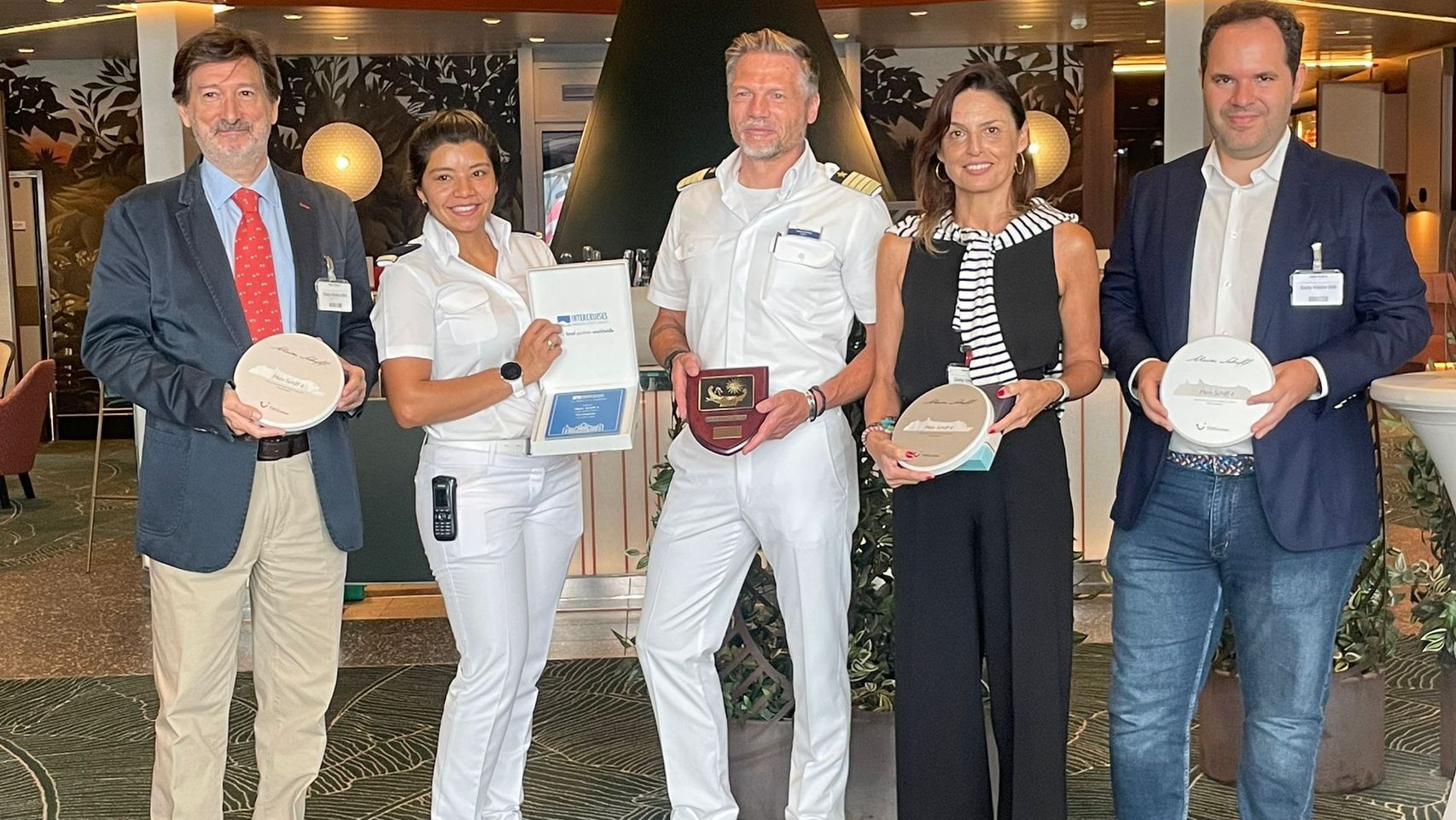 Bienvenida al capitán del crucero Mein Schiff 4 en la que han participado Fernando Muñoz y Jaime Vindel, del puerto de Cartagena, junto a Maribel Ortuño, de la consignataria Agencia Marítima Blázquez.