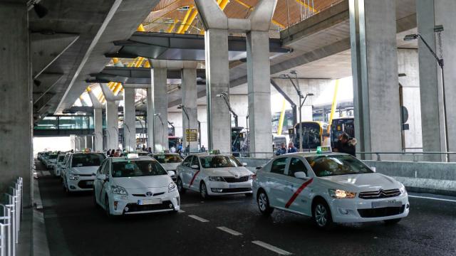 Fila de taxis a la salida de la T4 del aeropuerto Adolfo Suárez Madrid-Barajas.