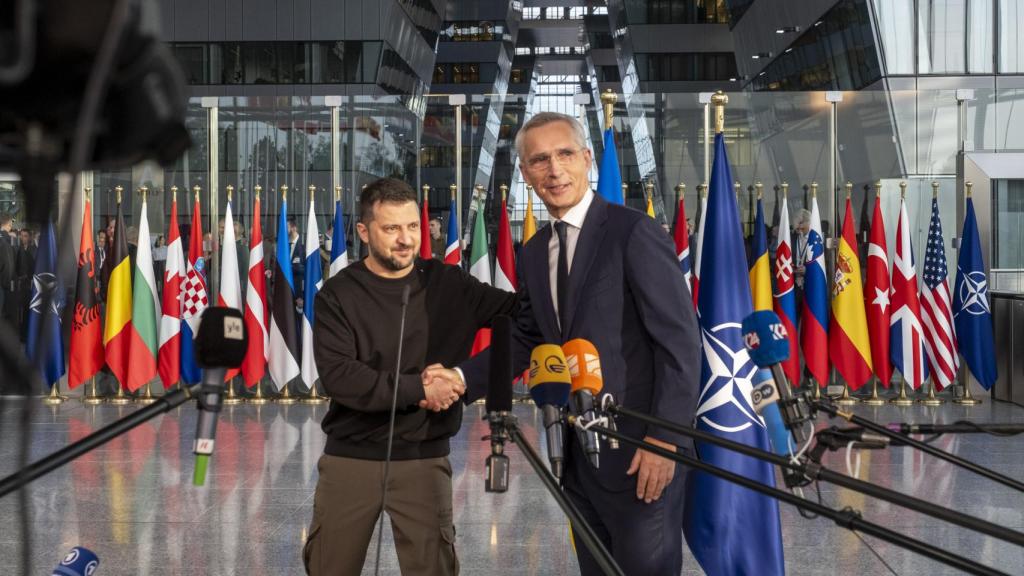 El presidente de Ucrania, Volodímir Zelenski, y el secretario general de la OTAN, Jens Stoltenberg, durante su comparecencia de prensa este miércoles en Bruselas