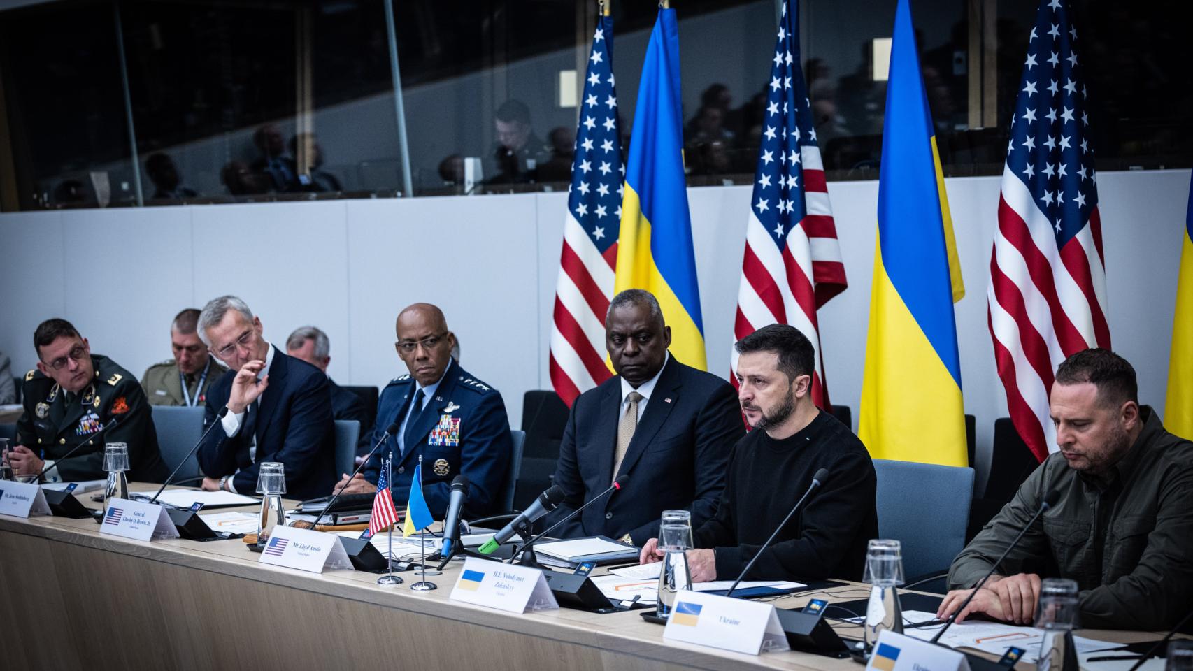 El secretario general de la OTAN, Jens Stoltenberg; el general norteamericano Charles Brown; el secretario de Defensa de EEUU, Lloyd Austin; y el presidente Volodímir Zelenski, durante la reunión de este miércoles en Bruselas