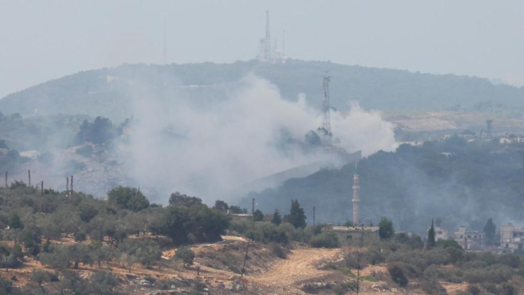 El humo se eleva desde la aldea libanesa de Dhayra después un bombardeo israelí.