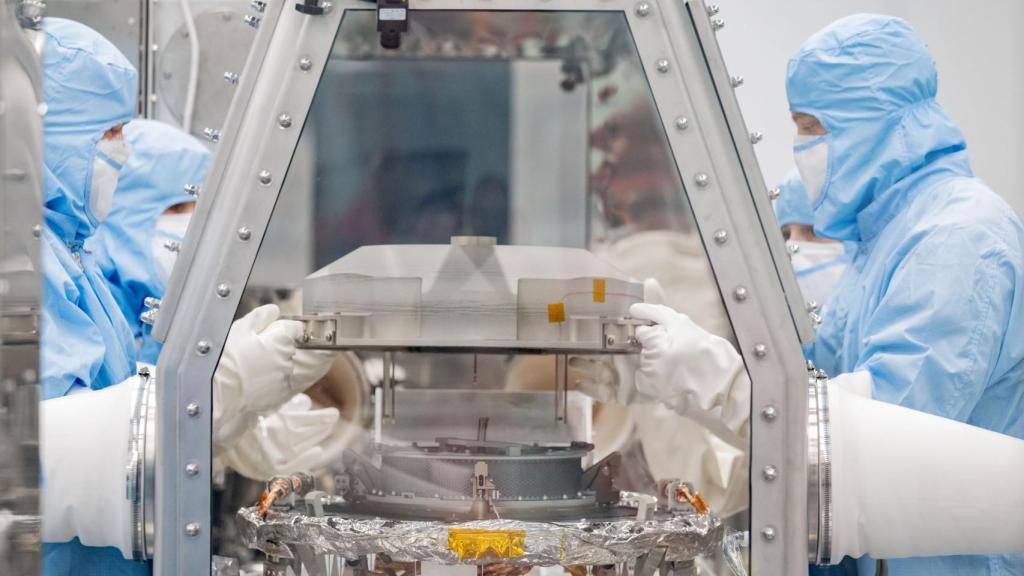 Apertura de la cápsula en la Instalación de Conservación de Astromateriales