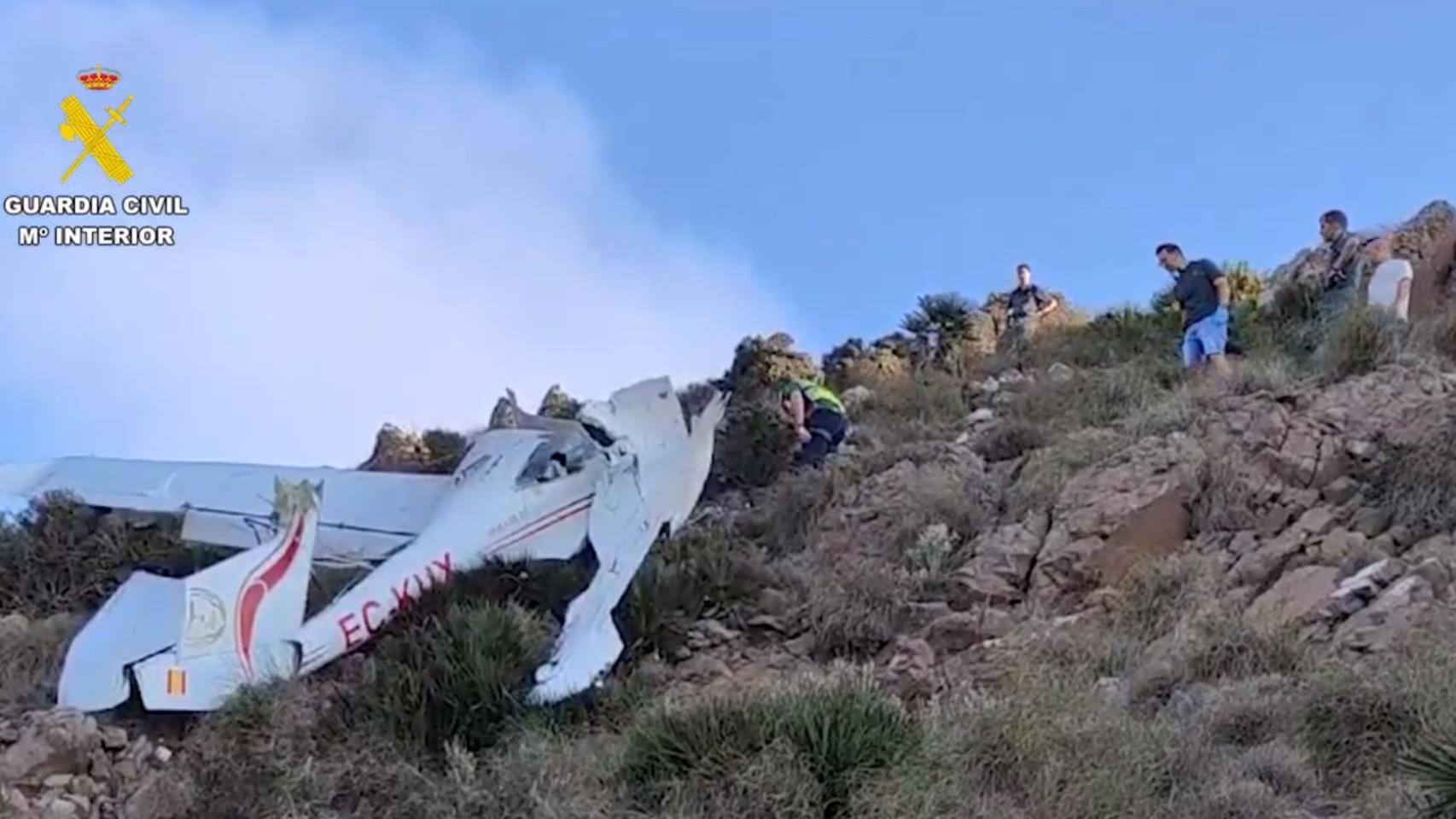 Los restos de la avioneta siniestrada en el en el Cerro de los Frailes, perteneciente al término municipal de Cabo de Gata – Níjar.