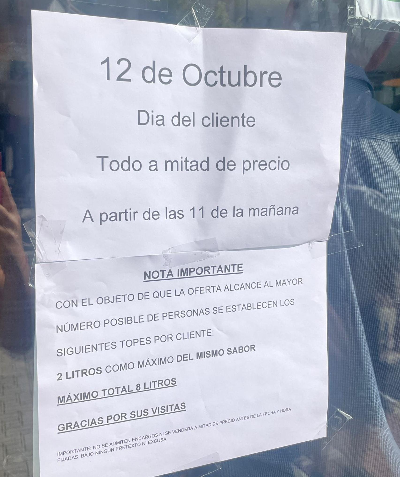 El cartel en la puerta con las normas de la heladería Inma.