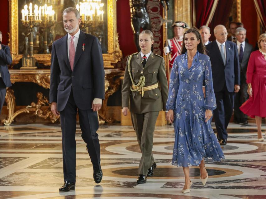 El Rey sí se vistió de civil, Leonor siguió de uniforme.